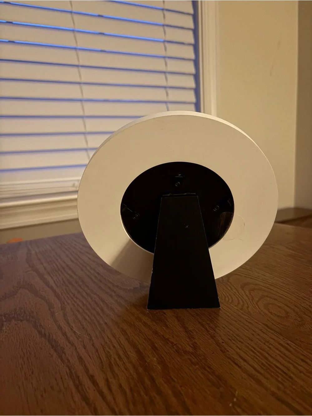 White circle picture frame
